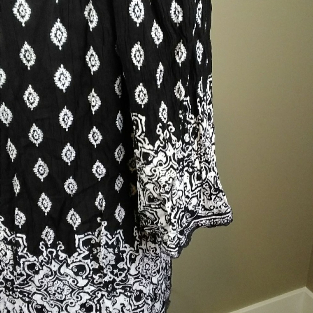 Angie Black and White Patterned Blouse - Picture 5 of 6